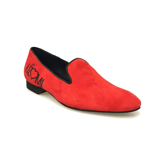 Mocassino uomo Barone Rosso KIZMI in camoscio rosso con dettagli ricamati, forma lunga e profilo nero, scarpa elegante.