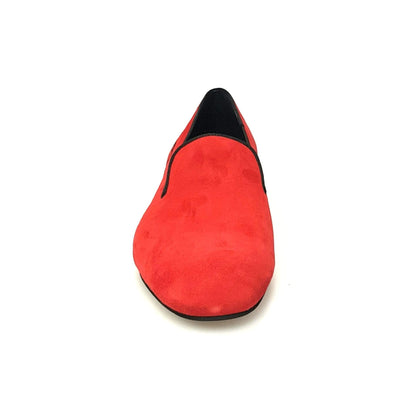 Mocassino da uomo Barone Rosso MS20 in camoscio rosso con dettagli ricamati neri, forma lunga, marca KIZMI.