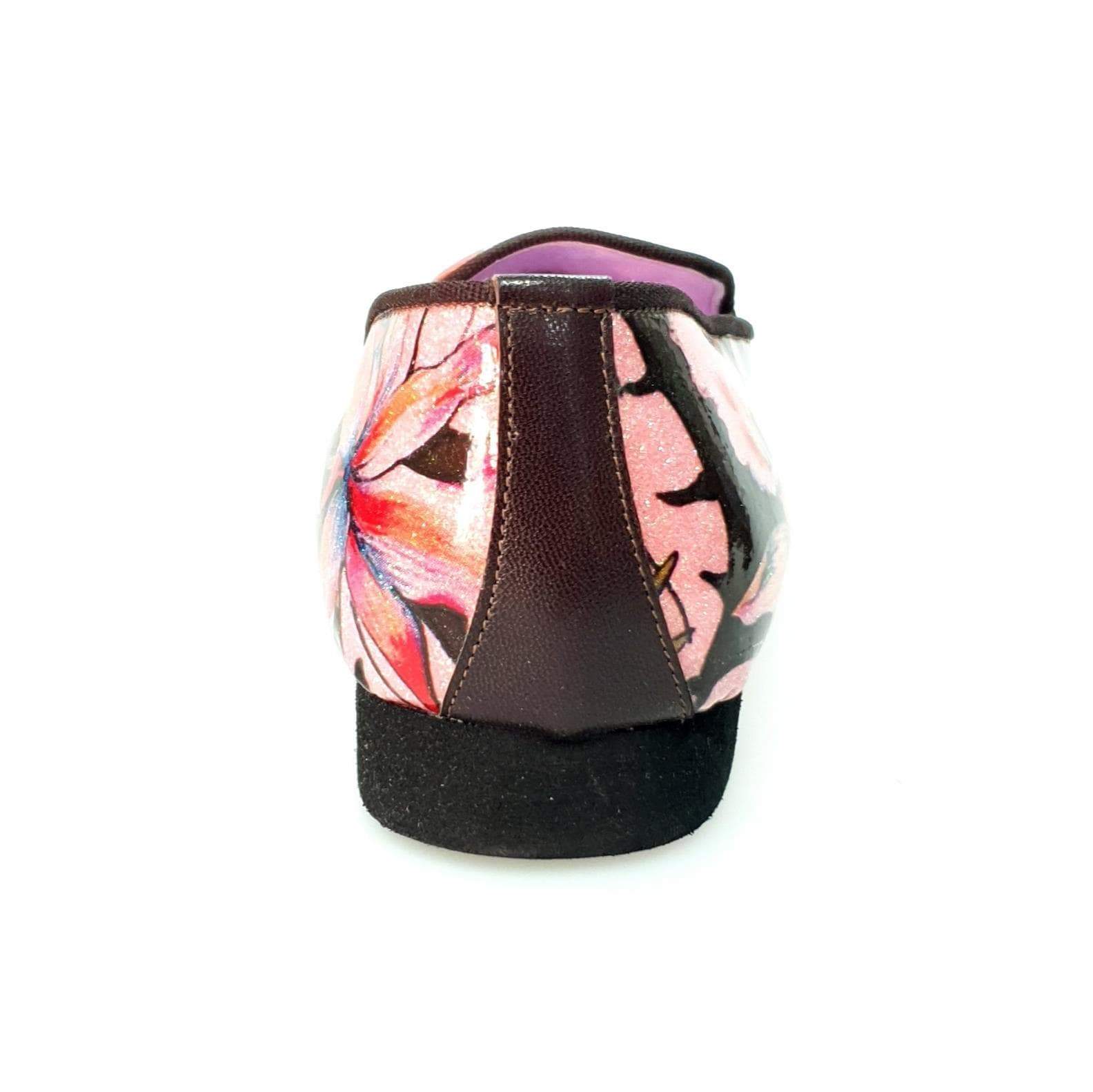 Mocassino da uomo Pasiòn MS20 in metalak tridimensionale Fleur fucsia e oro con profilo marrone e forma lunga.