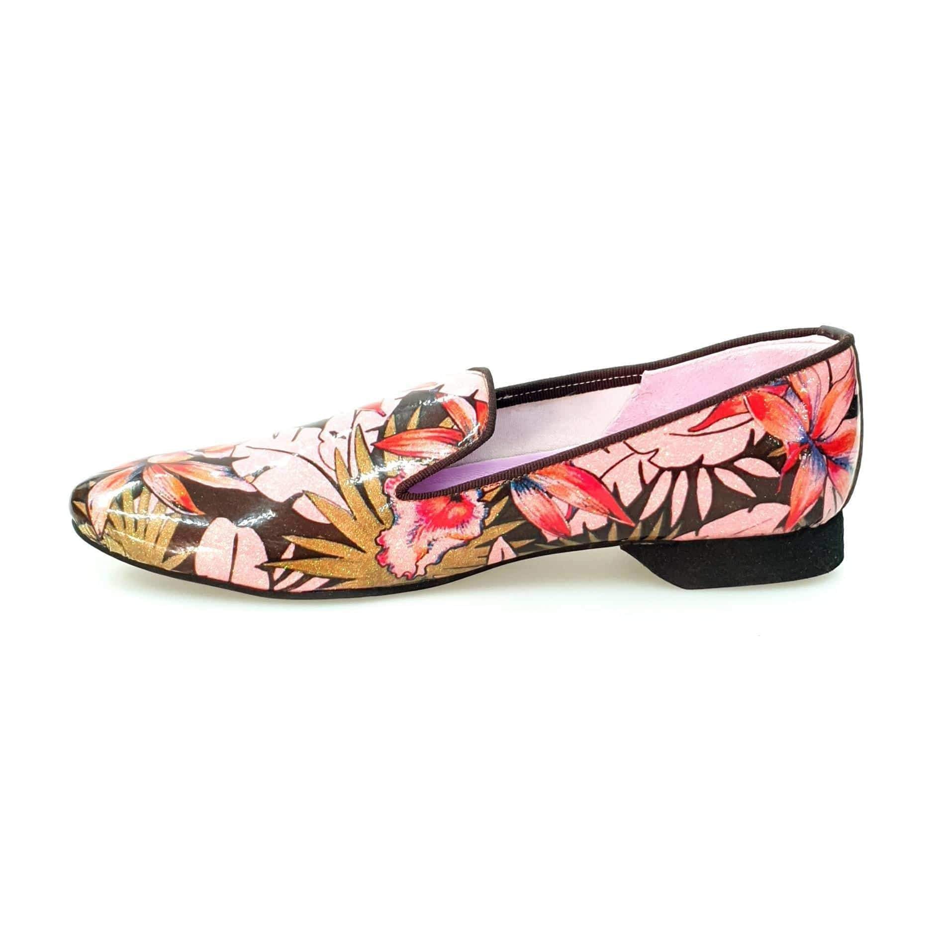 Mocassino da uomo Pasiòn MS20 in metalak tridimensionale Fleur fucsia con dettagli oro e profilo marrone, forma lunga, vista frontale