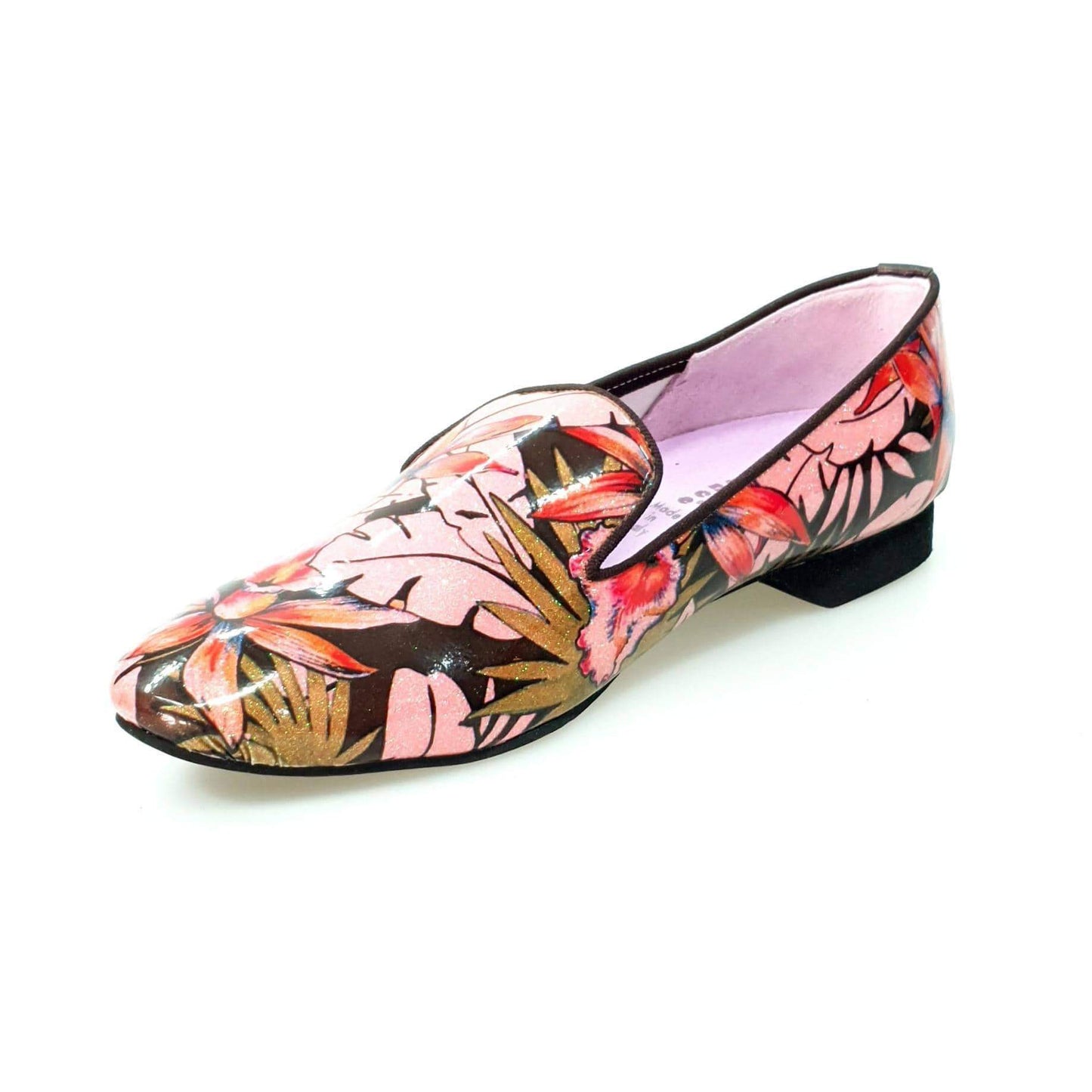 Mocassino da uomo Pasiòn MS20 in metalak tridimensionale Fleur Fucsia e oro, con profilo marrone e forma lunga.