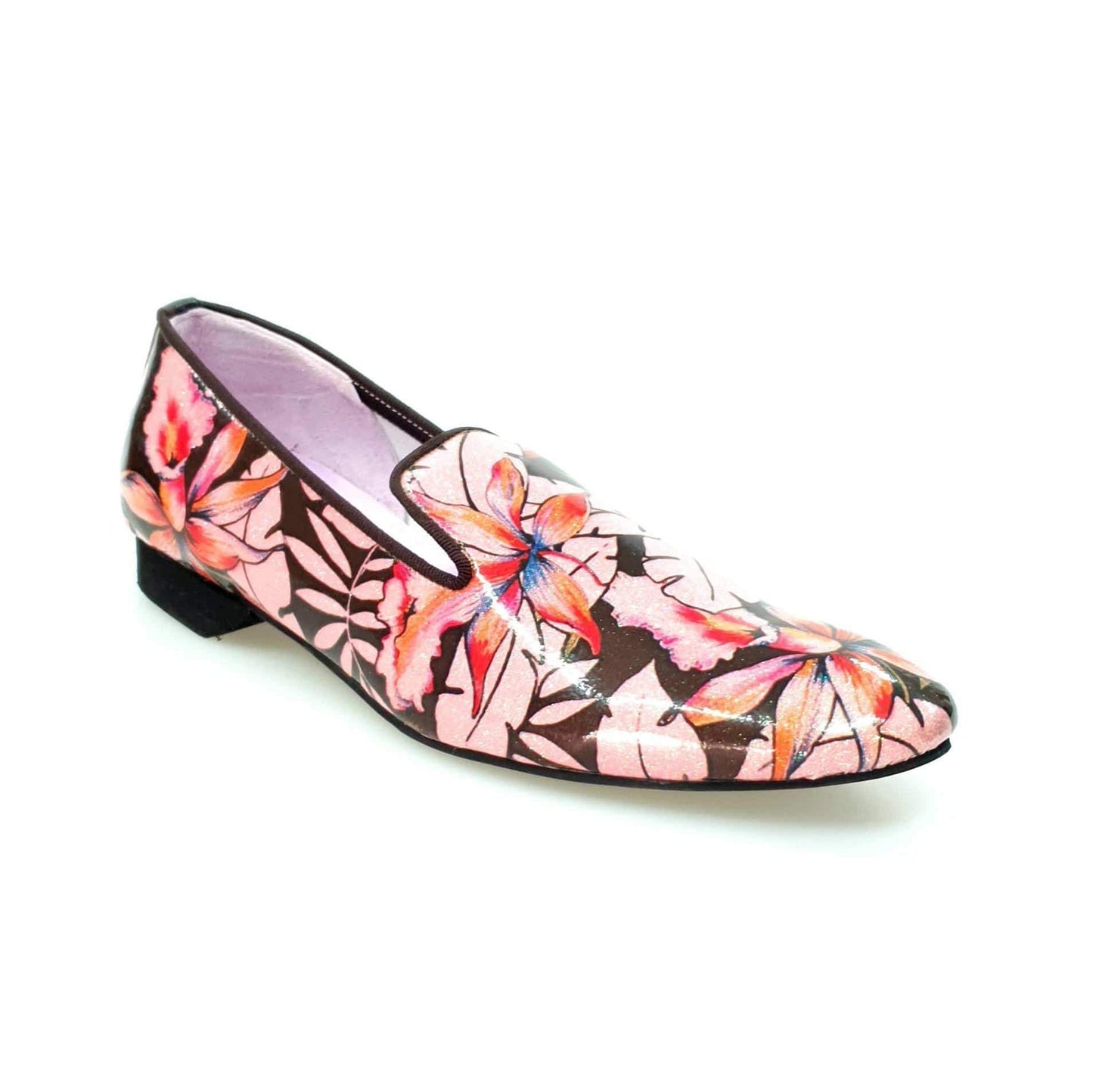 Mocassino uomo Pasiòn MS20 in metalak tridimensionale Fleur fucsia con dettagli dorati e bordo marrone, forma lunga elegante.