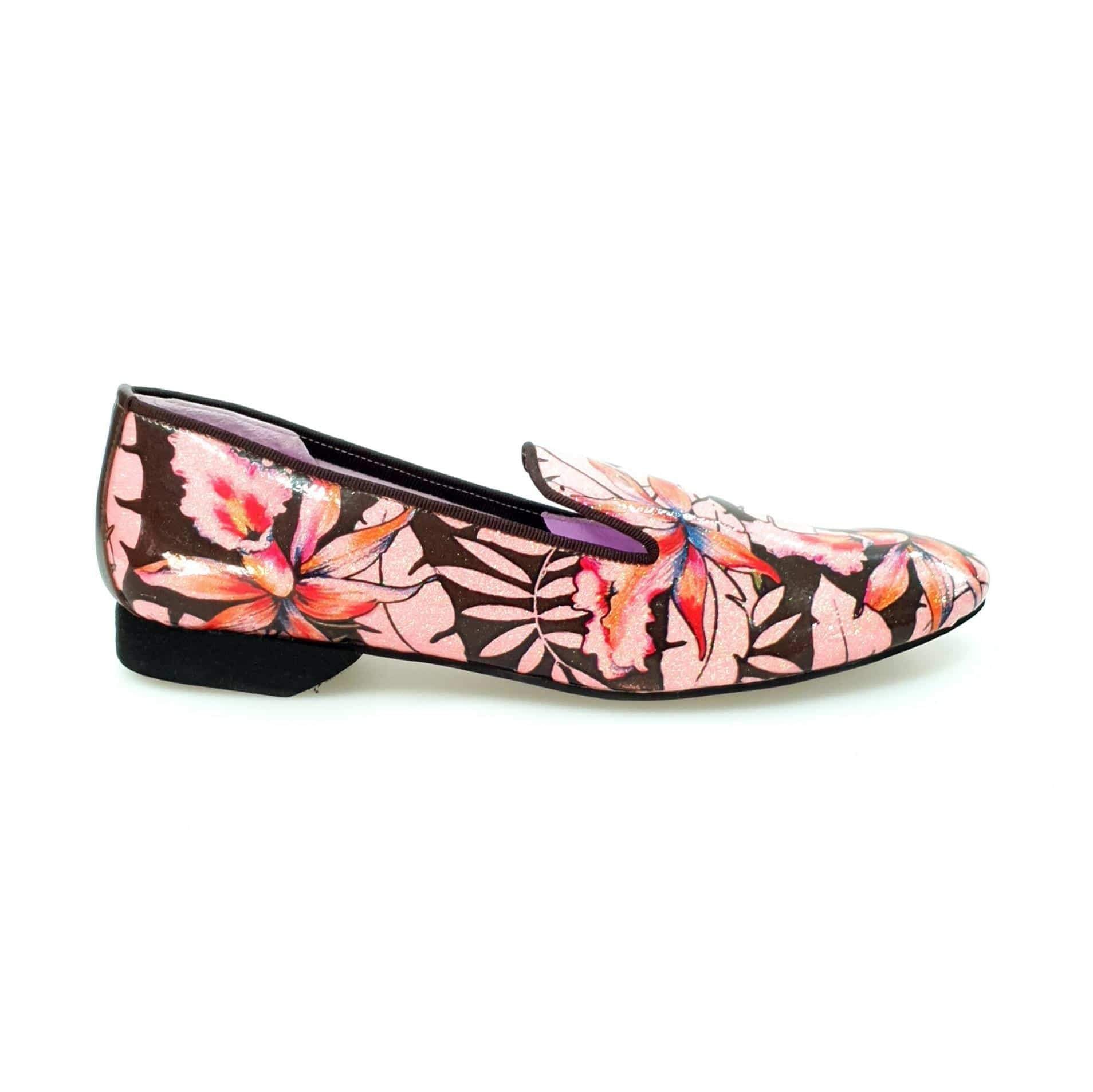 Mocassino uomo Pasiòn MS20 in metalak tridimensionale Fleur fucsia, con dettagli dorati e profilo marrone, forma lunga.