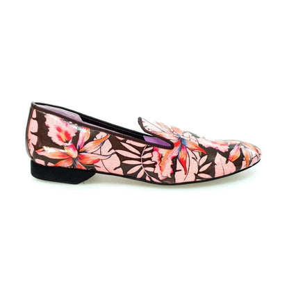 Mocassino uomo Pasiòn MS20 in metalak tridimensionale Fleur fucsia, con dettagli dorati e profilo marrone, forma lunga.