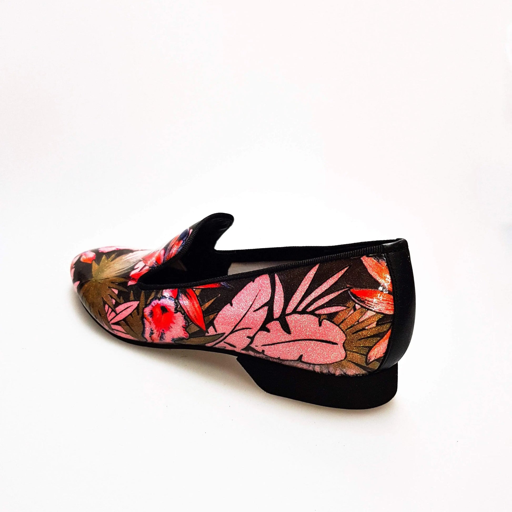 Mocassino uomo Pasiòn MS20 in metalak tridimensionale Fleur fucsia con dettagli oro e profilo nero, forma lunga, elegante e moderna