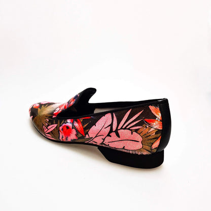 Mocassino uomo Pasiòn MS20 in metalak tridimensionale Fleur fucsia con dettagli oro e profilo nero, forma lunga, elegante e moderna