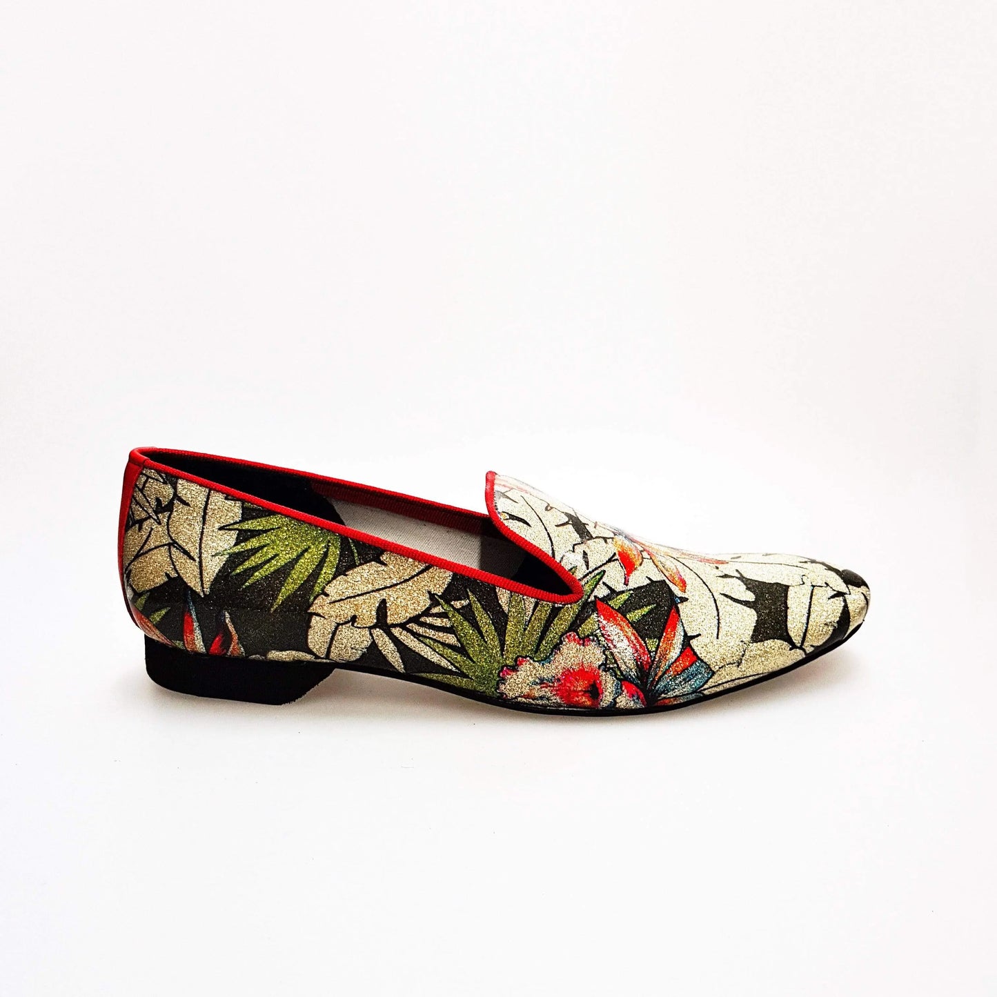 Scarpa da uomo Pasiòn MS20 Wish Dance Shop, mocassino in metallo tridimensionale Fleur Oro con dettagli rossi e forma lunga.