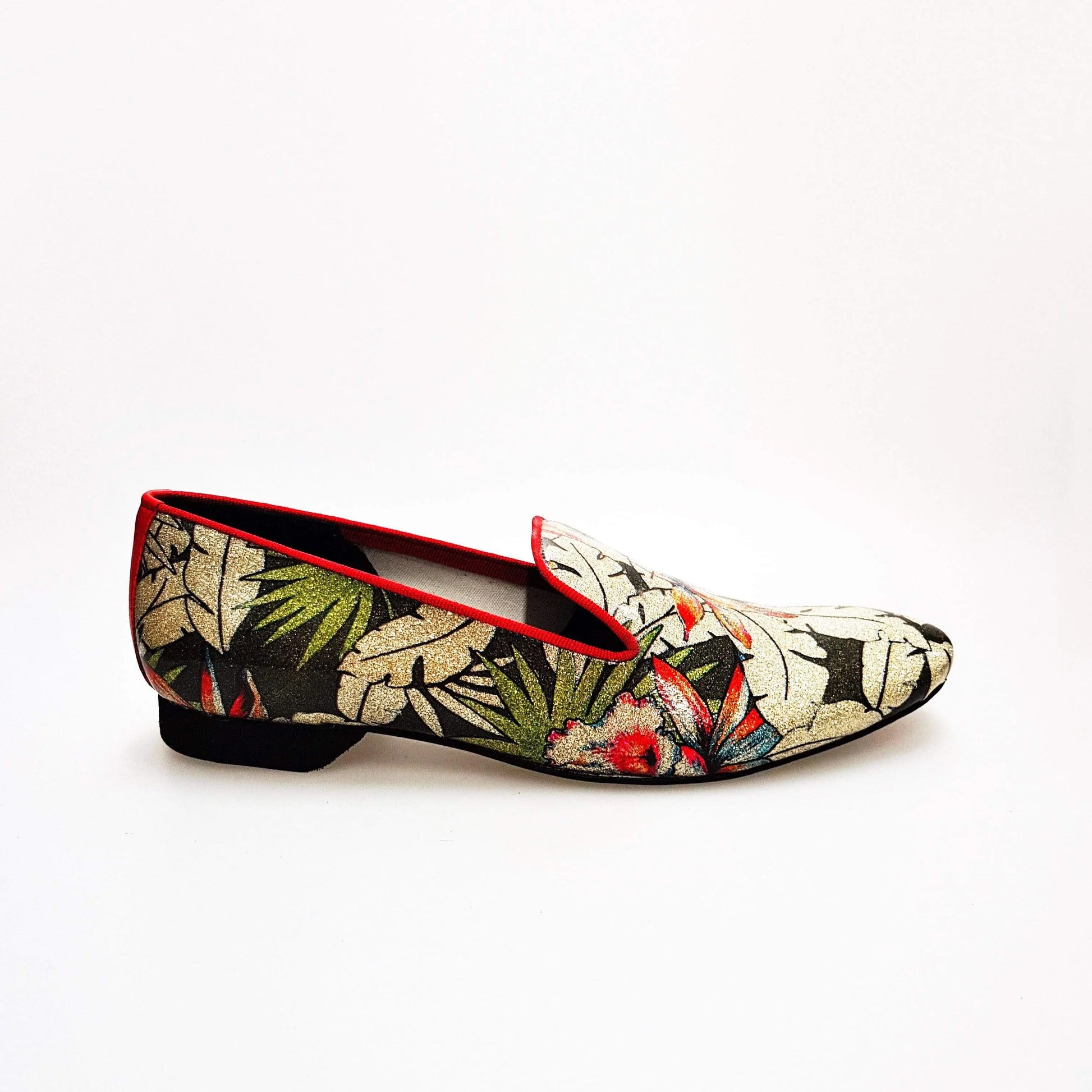 Scarpa da uomo Pasiòn MS20 Wish Dance Shop, mocassino in metallo tridimensionale Fleur Oro con dettagli rossi e forma lunga.