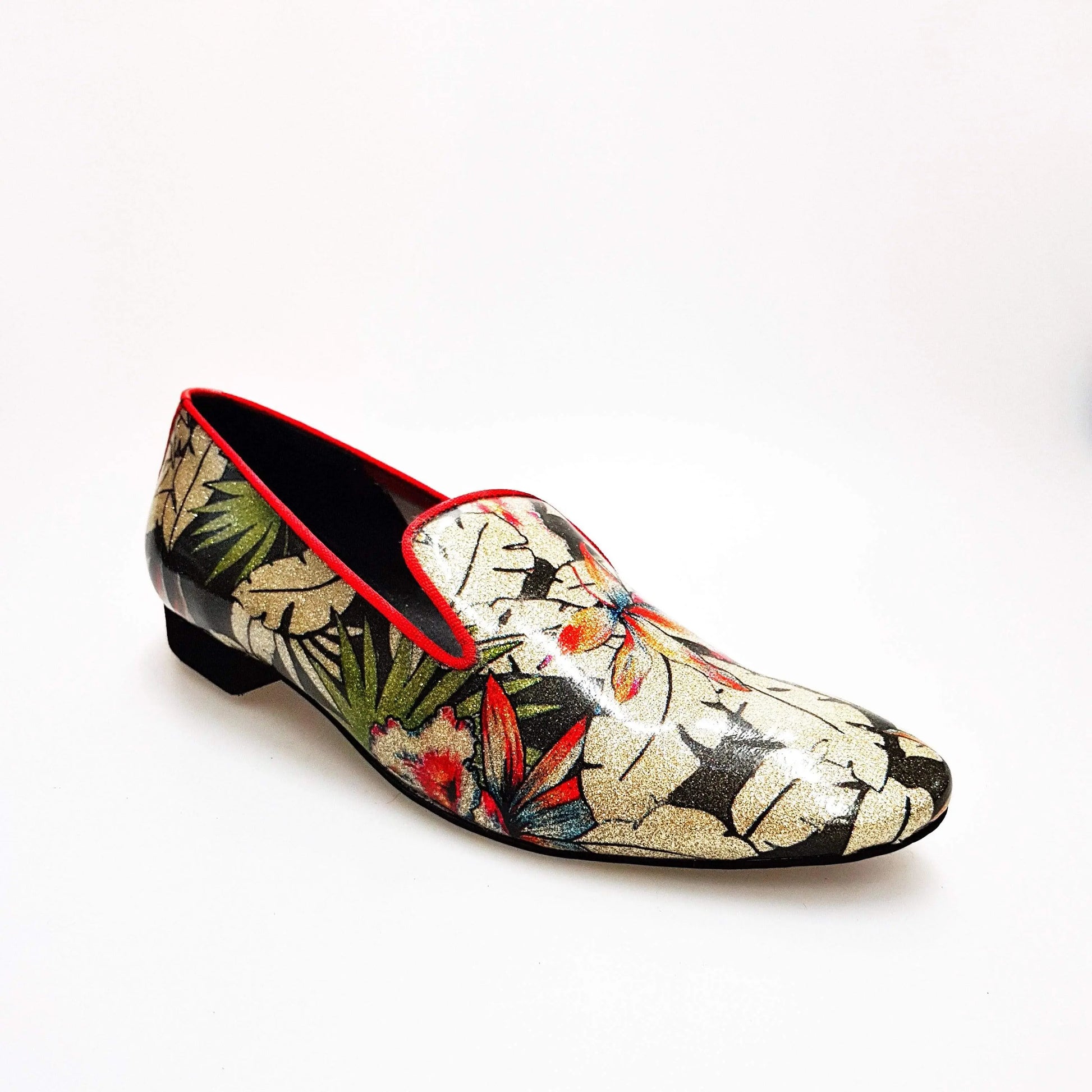 Mocassino da uomo Pasiòn MS20 in metalak tridimensionale Fleur Oro con dettagli rossi, stile elegante e forma lunga.