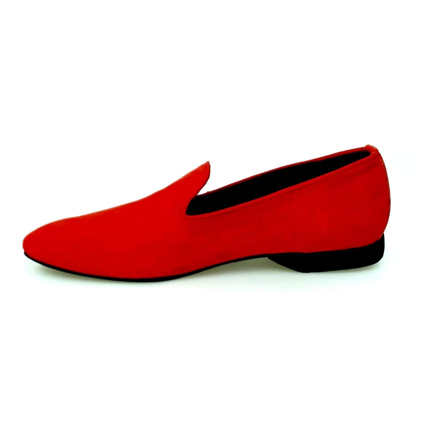 Scarpa da uomo Boris MS20 in camoscio rosso con profili rossi, forma lunga e tacco in micro, elegante e confortevole.