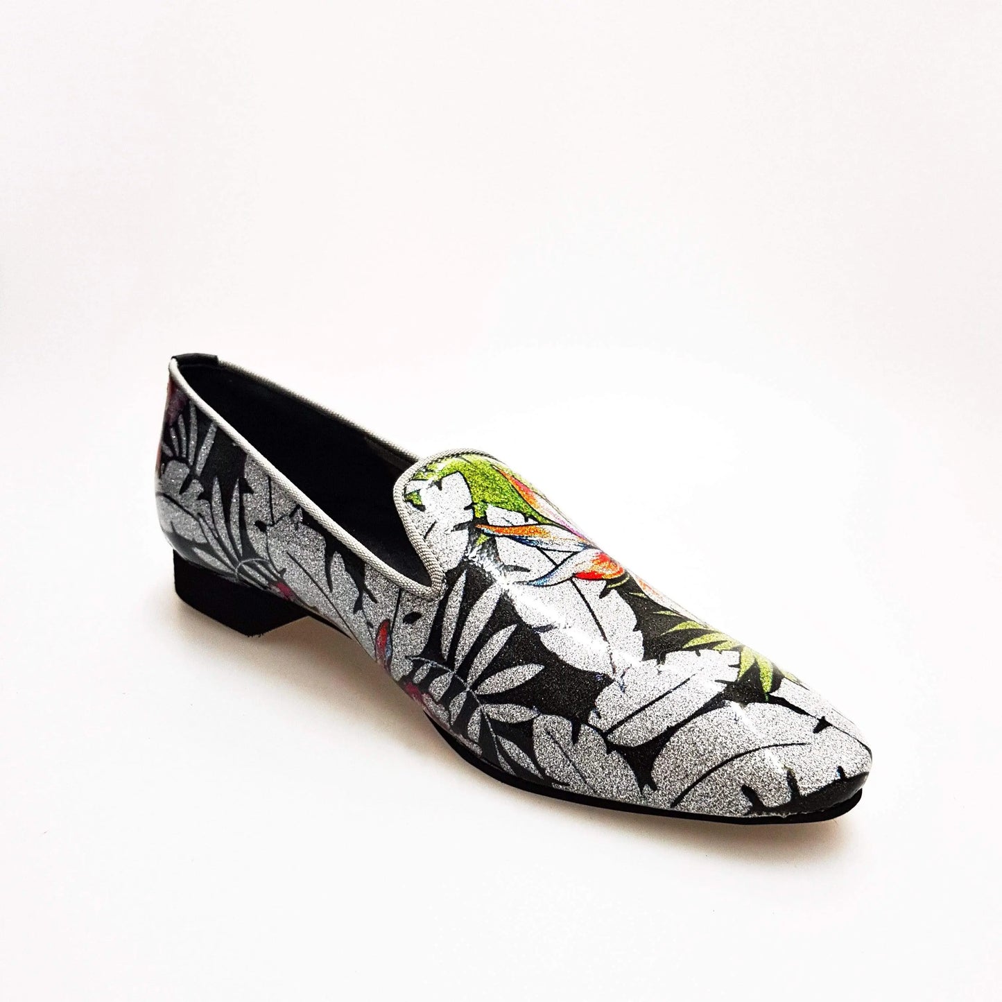 Mocassino da uomo Pasiòn MS20 in metalak tridimensionale Fleur Silver grigia, forma lunga, stile elegante e moderno.