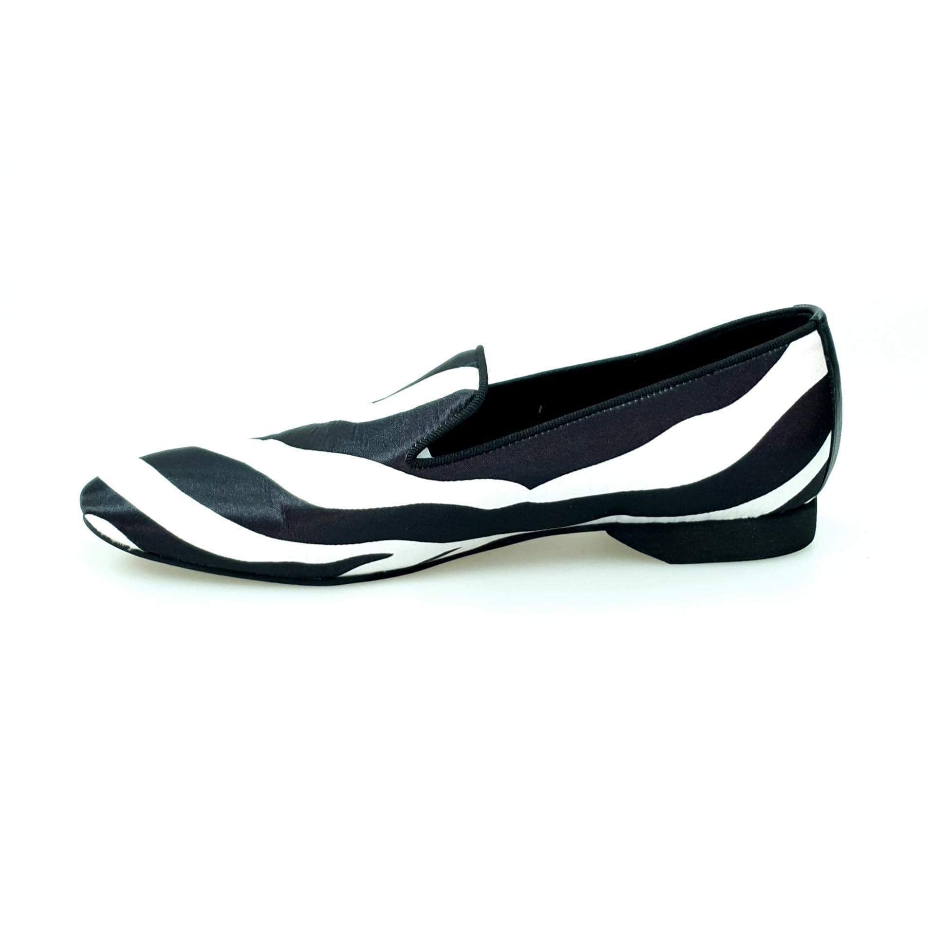 Mocassino da uomo Wish Dance Shop MS20 in raso seta con stampa zebrata, profilo nero e forma lunga, elegante e alla moda