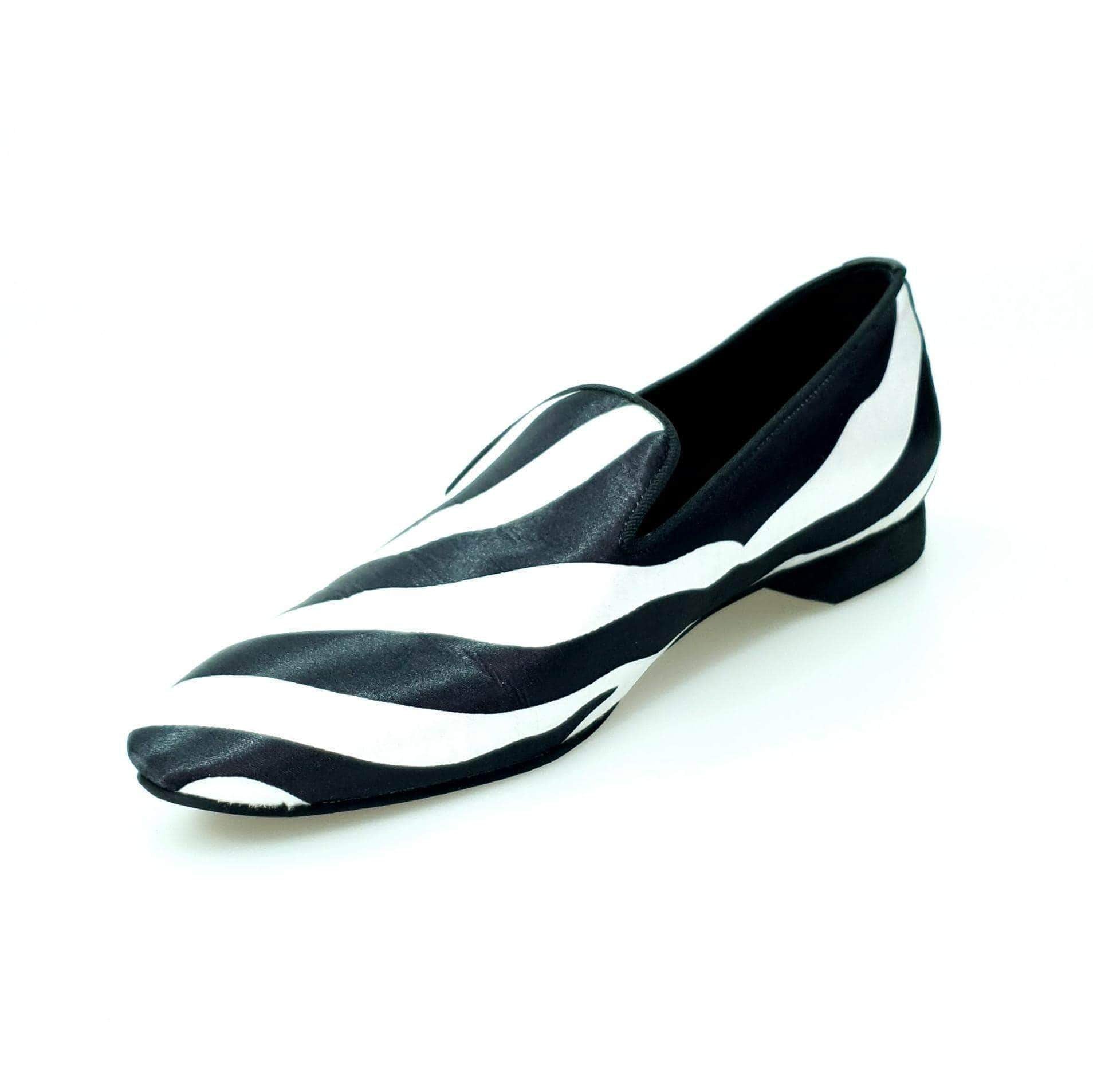 Scarpa da uomo Wish Dance Store Sebras MS20 in raso seta zebrato con profilo nero e forma lunga, elegante e originale.