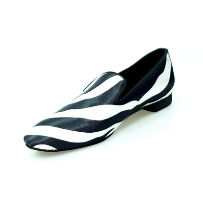 Scarpa da uomo Wish Dance Store Sebras MS20 in raso seta zebrato con profilo nero e forma lunga, elegante e originale.