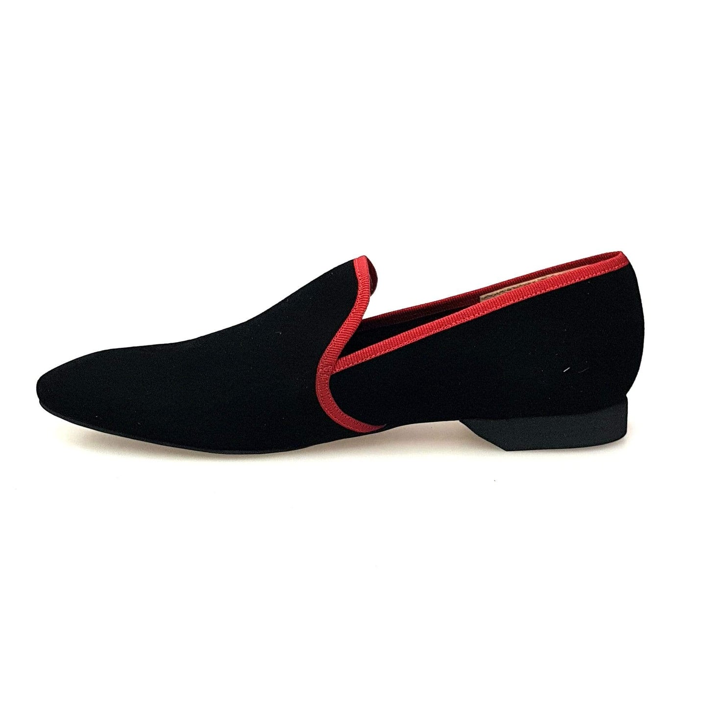Mocassino in camoscio nero Venturi MS21 KIZMI con bordo rosso e ricamo Kizmi, forma lunga, stile elegante e raffinato