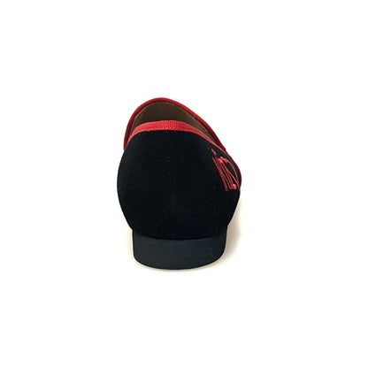 Mocassino Venturi MS21 KIZMI in camoscio nero con bordo rosso e ricamo Kizmi, forma lunga, stile elegante e raffinato.