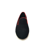 Carica immagine nella Galleria, Mocassino Venturi MS21 in camoscio nero con bordo rosso e ricamo Kizmi, forma lunga, stile elegante e sofisticato.
