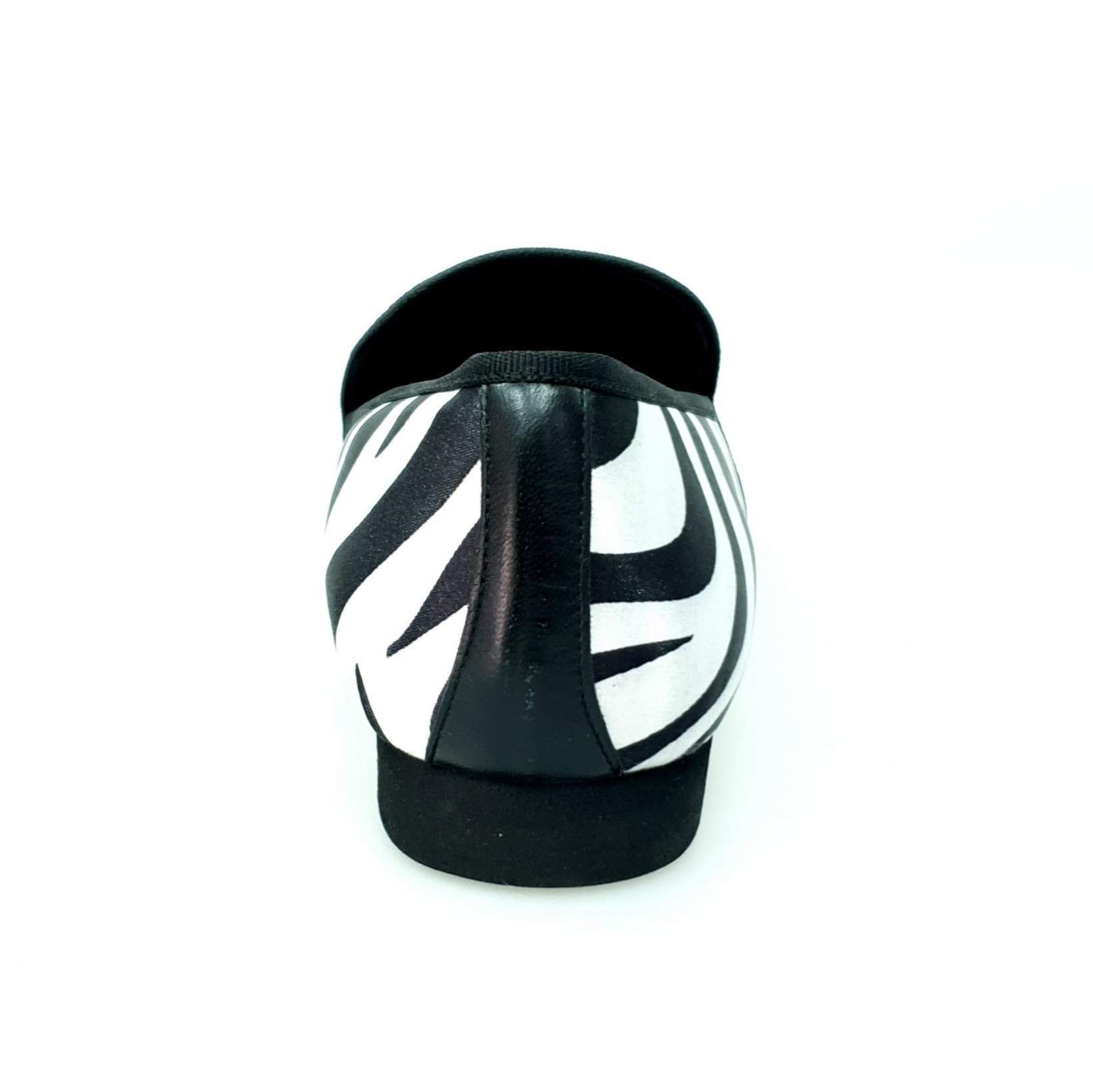 Scarpa da uomo Wish Dance Shop in raso seta zebrato con profili neri, mocassino lungo in stile zebra.