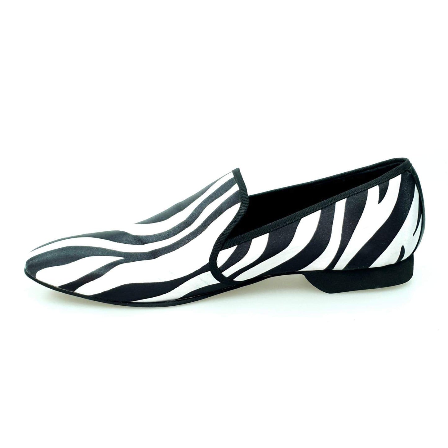 Scarpa da uomo Wish Dance Shop MS21 in raso seta zebrato con profili neri, mocassino lungo in stile zebra.