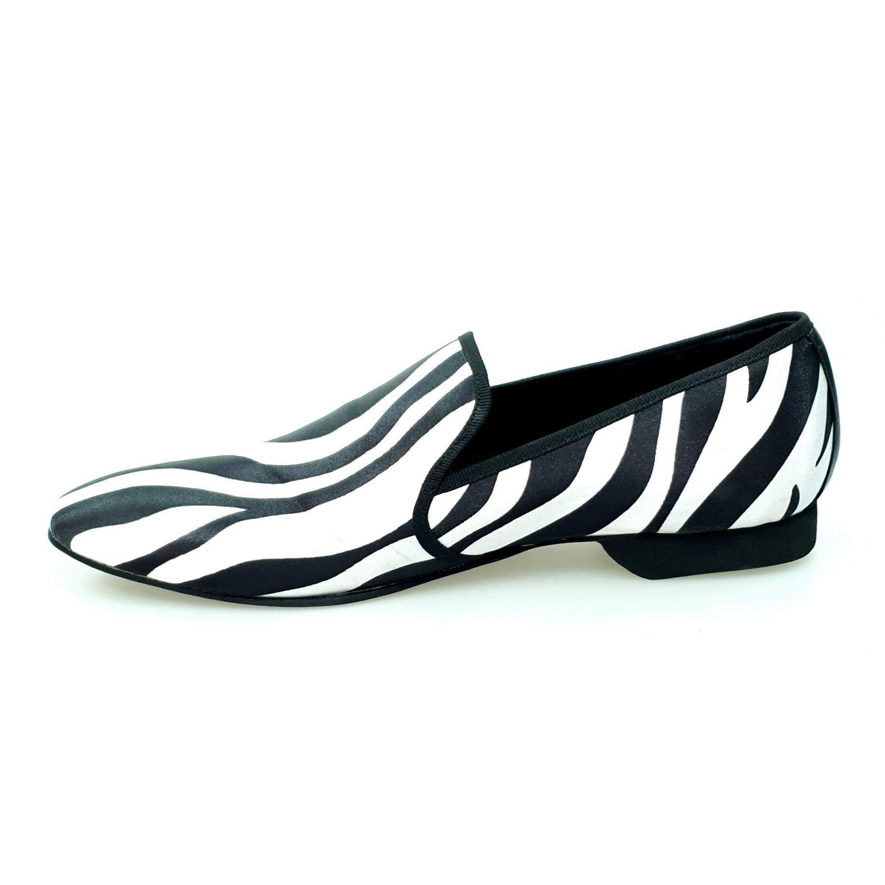 Scarpa da uomo Wish Dance Shop MS21 in raso seta zebrato con profili neri, mocassino lungo in stile zebra.