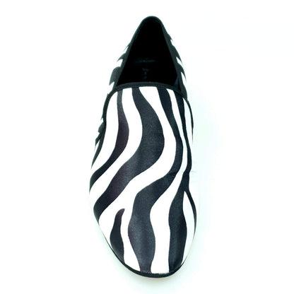 Scarpa da uomo Wish Dance Shop MS21 in raso seta zebrato con profili neri, mocassino in stile lungo e elegante.