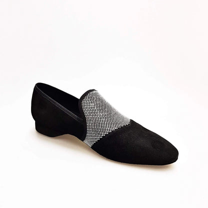 Mocassino uomo in camoscio nero con miniborchie argento, scarpa elegante con punta lunga, brand Wish Dance Shop