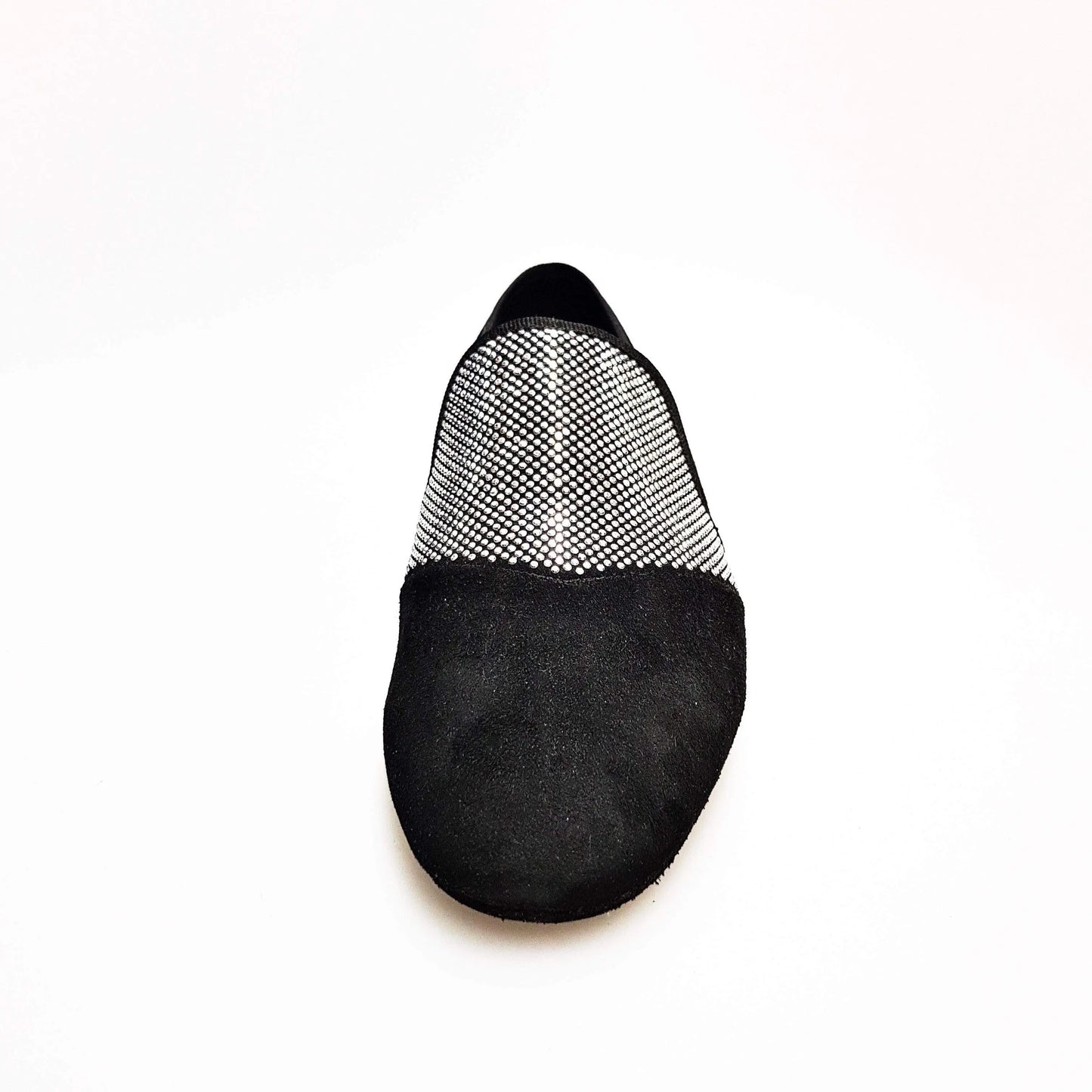 Mocassino uomo in camoscio nero con miniborchie argento lunga, scarpa Wish Dance Shop, elegante e raffinata con dettaglio brillante