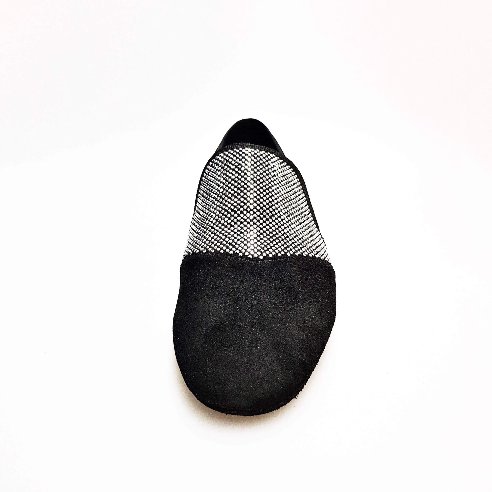Mocassino uomo in camoscio nero con miniborchie argento lunga, scarpa Wish Dance Shop, elegante e raffinata con dettaglio brillante
