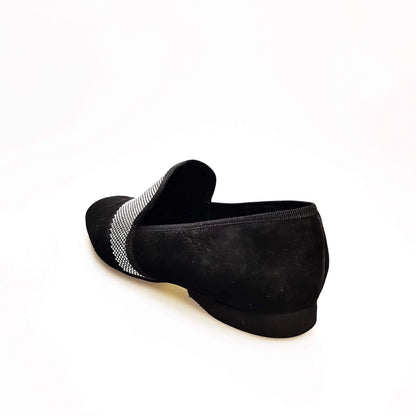 Mocassino uomo in camoscio nero con miniborchie argento a forma lunga, scarpa Wish Dance Shop, stile elegante e sofisticato.