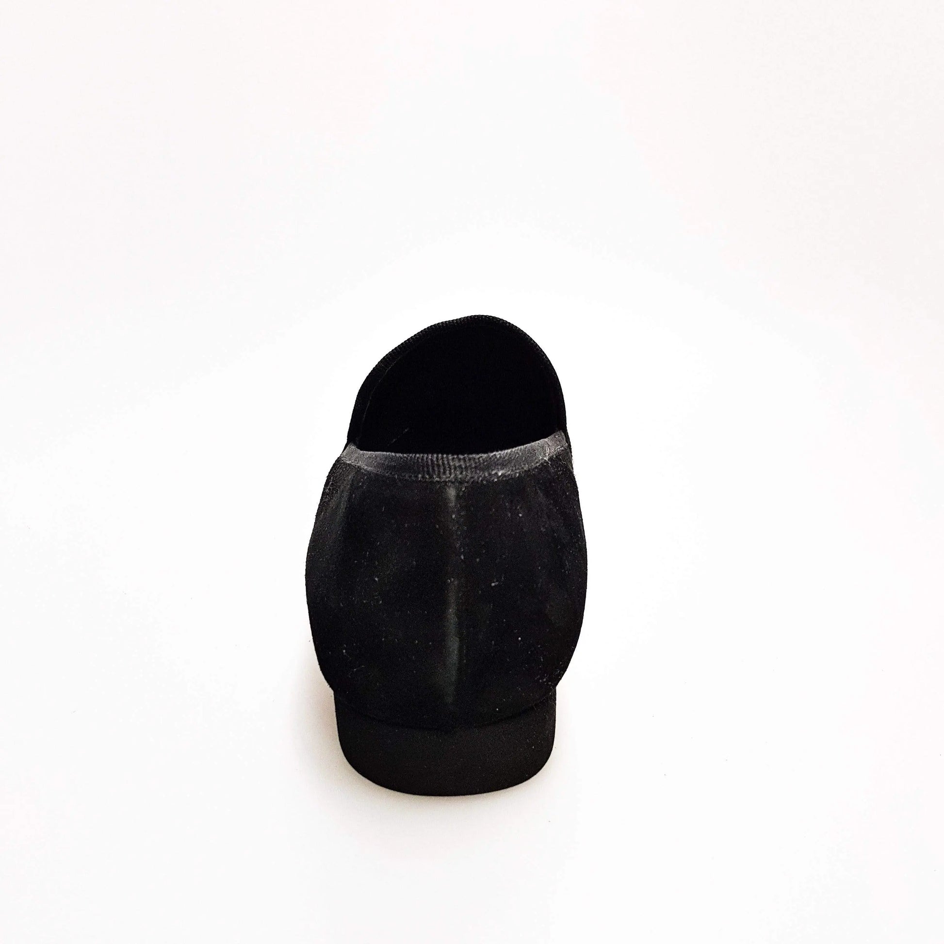 Scarpa mocassino uomo in camoscio nero con miniborchie argento forma lunga, elegante e alla moda.
