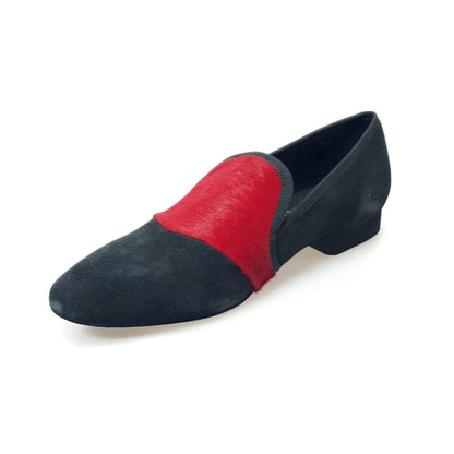 Mocassino uomo Aaron MS22 in camoscio nero e cavallino rosso, forma lunga, su suola elegante.