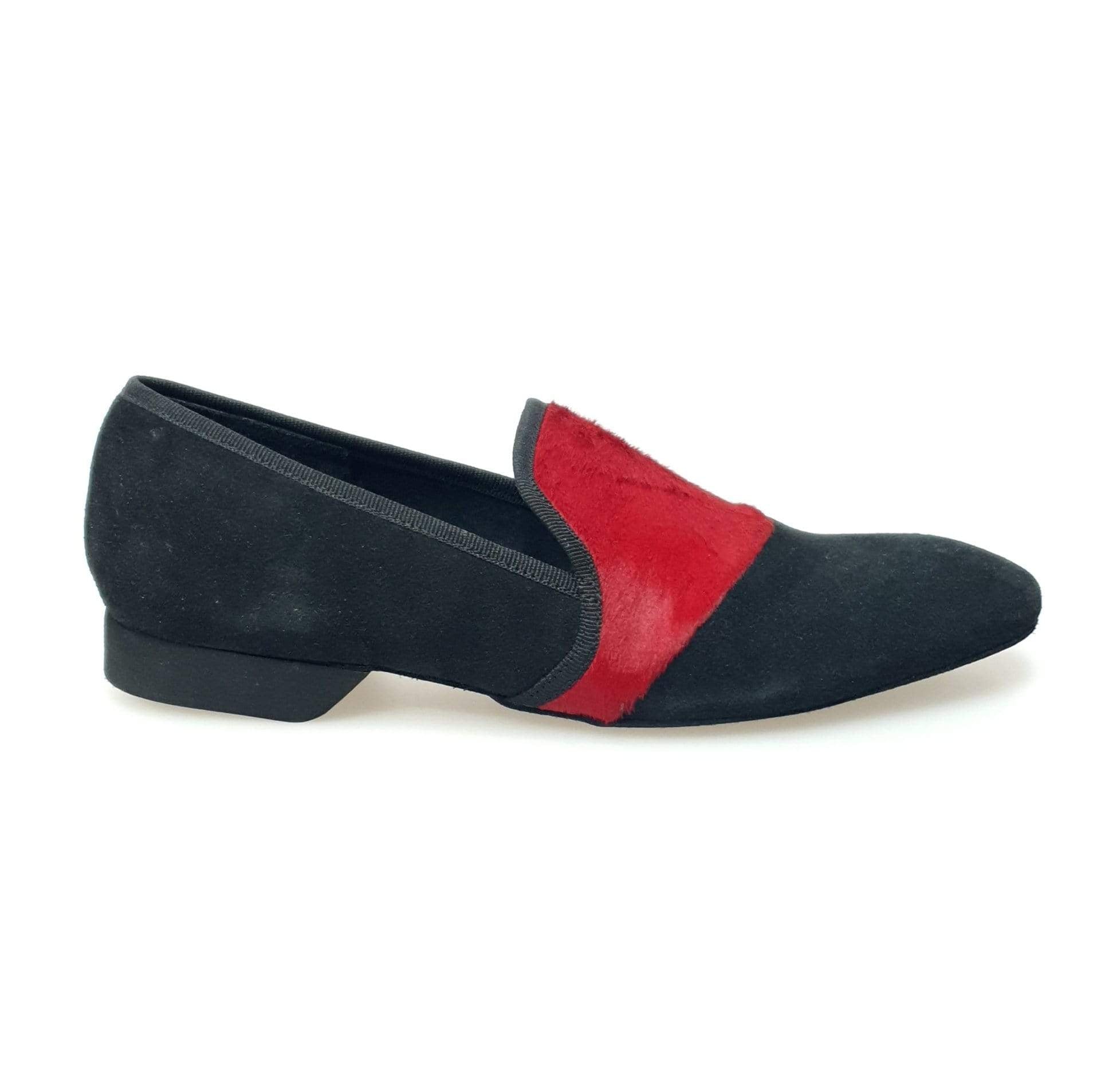 Mocassino uomo Aaron (MS22) in camoscio nero e cavallino rosso, forma lunga, stile elegante e sofisticato.