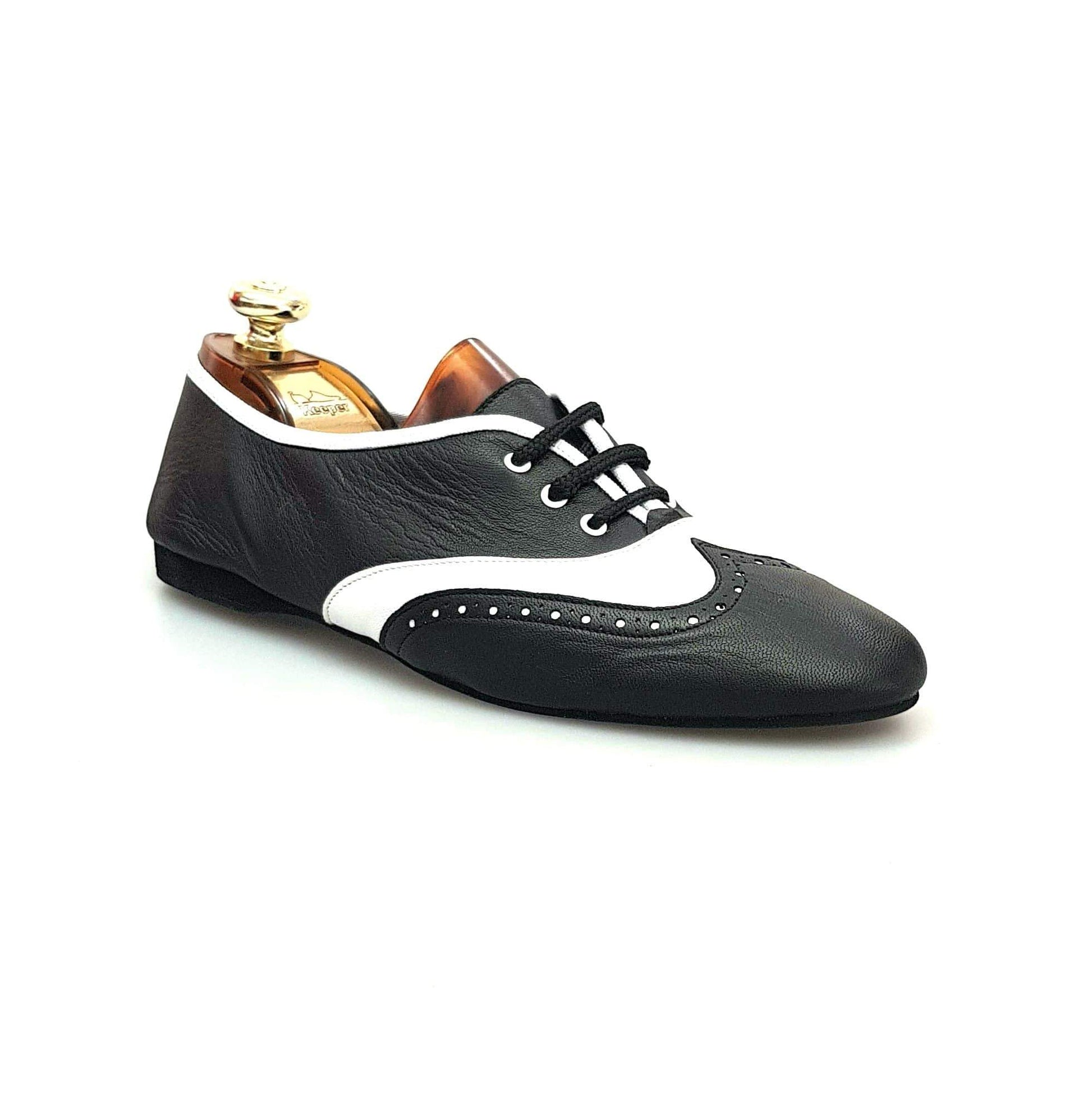 Scarpa jazz Eddy NY08 di Wish Dance Shop in pelle nera con inserto in pelle bianca, comoda e elegante per ballo jazz.