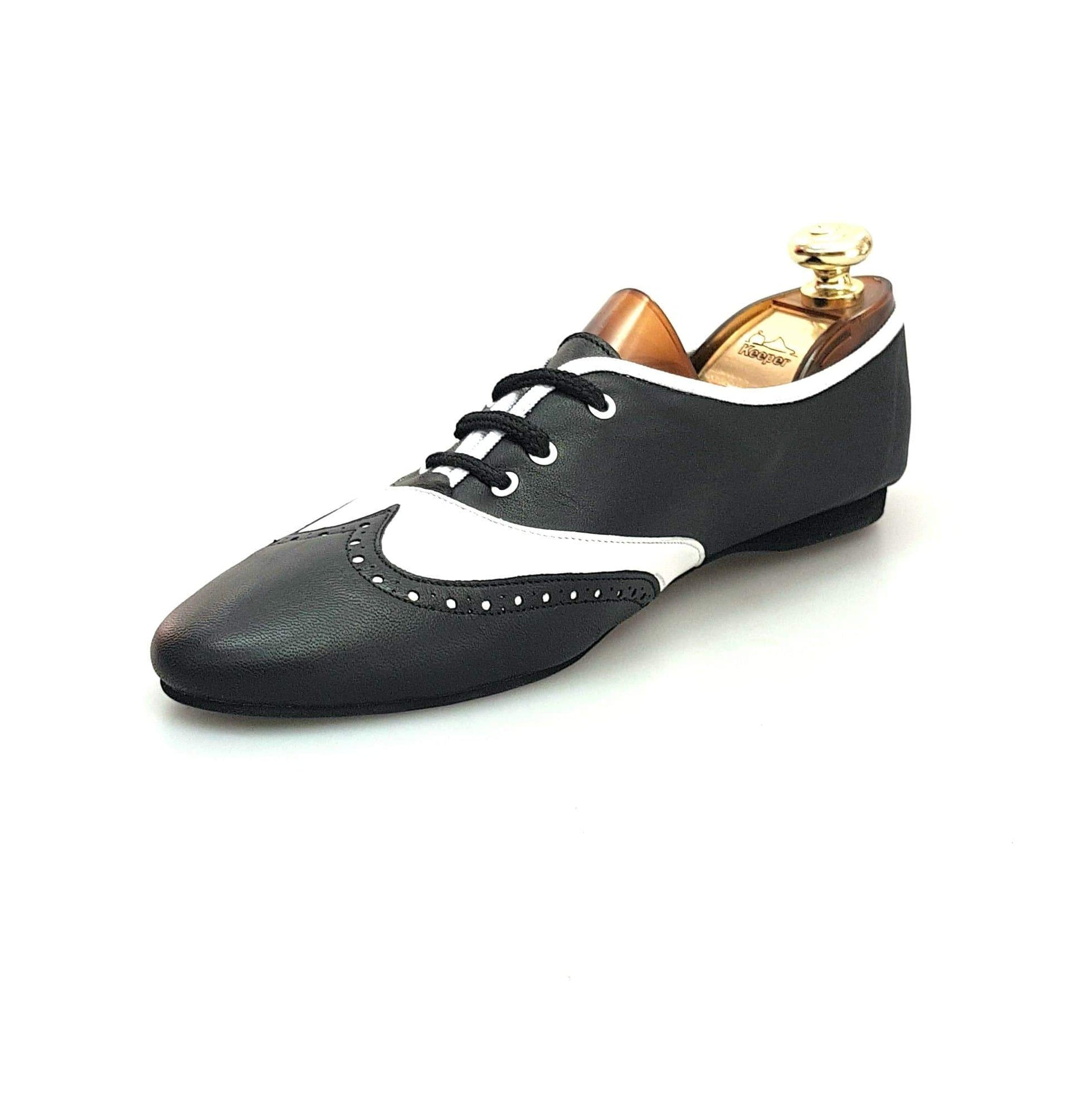 Scarpa jazz Eddy NY08 di Wish Dance Shop in pelle nera con inserto in pelle bianca, design elegante e comodo.