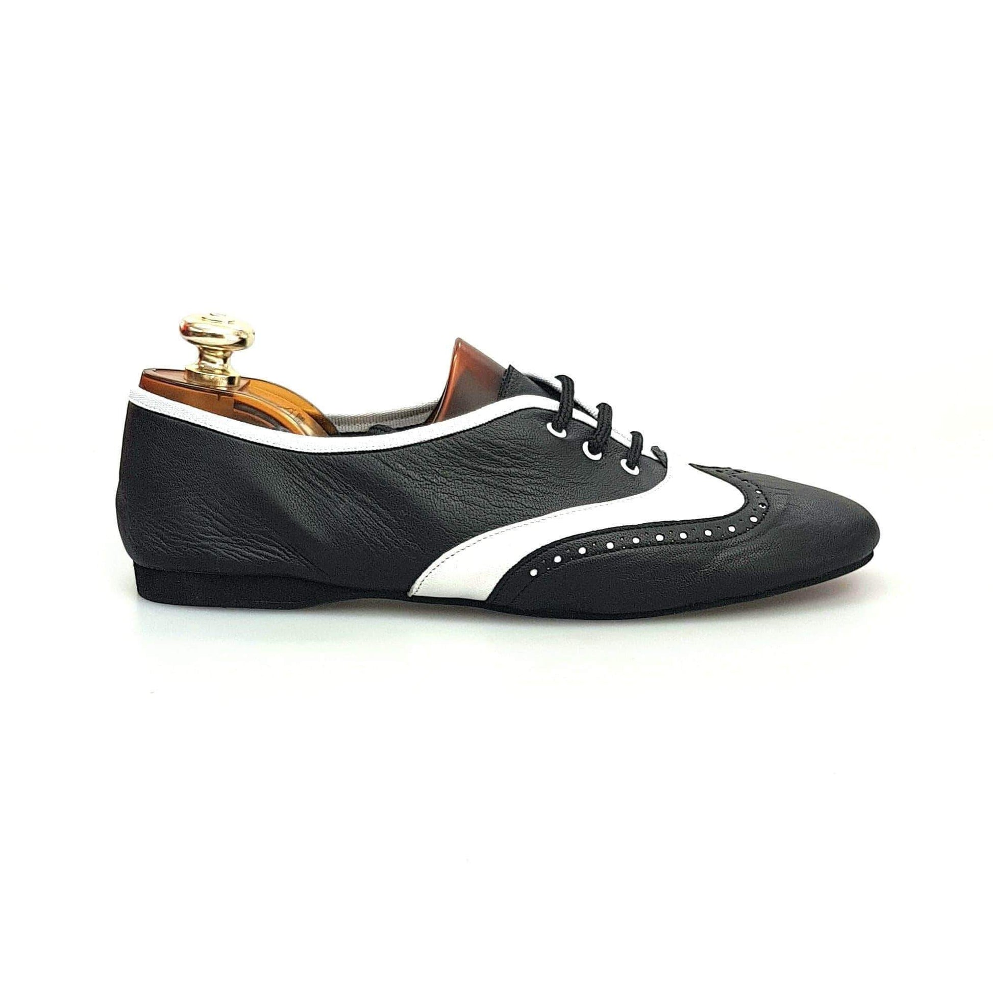 Scarpa jazz Eddy NY08 di Wish Dance Shop in pelle nera con inserto in pelle bianca, comoda e elegante per danza jazz
