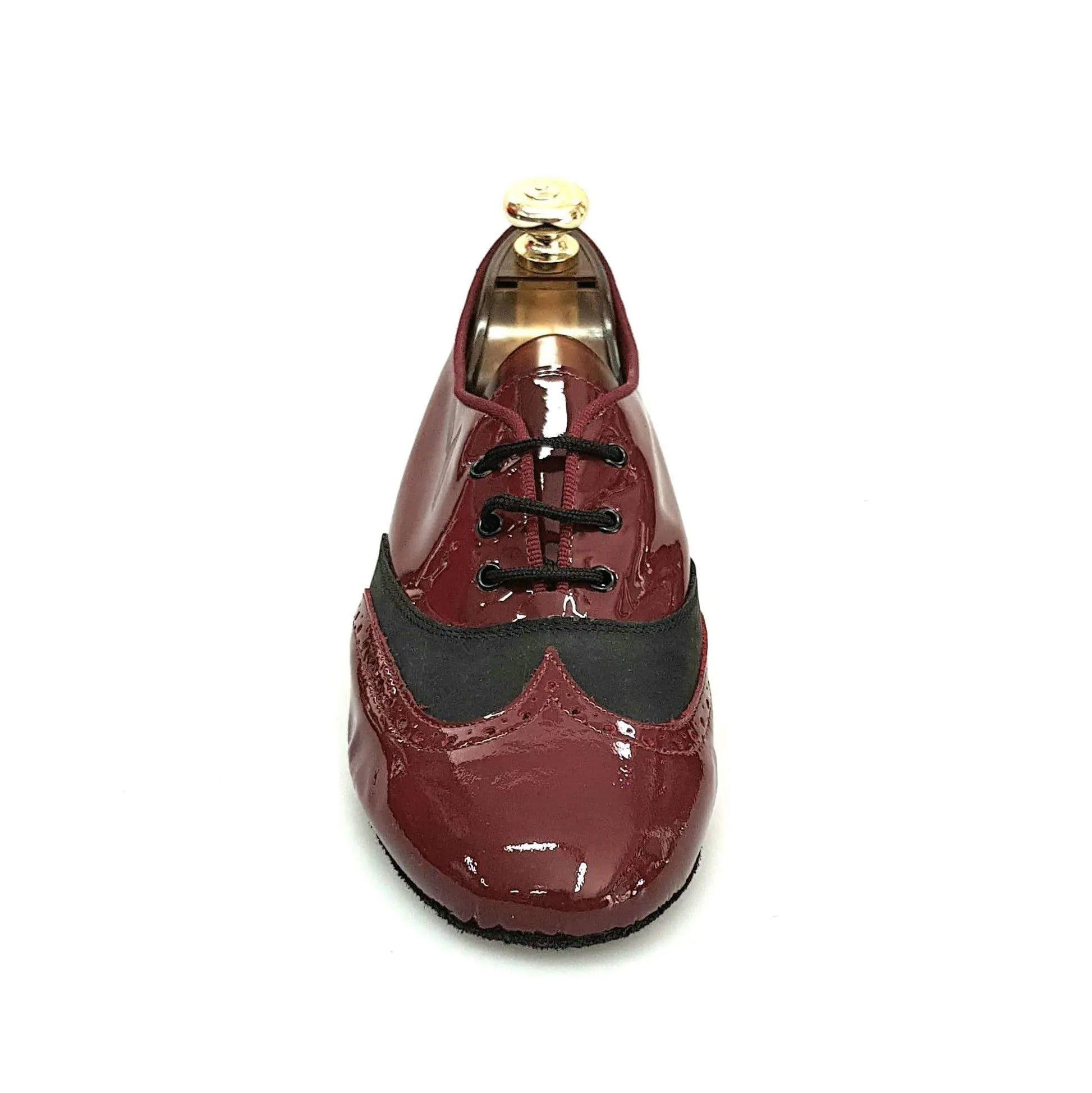 Scarpa jazz Eddy NY08 di Wish Dance Shop in vernice Bordeaux e pelle nera, con dettagli eleganti e suola antiscivolo.