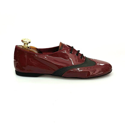 Scarpa jazz Eddy NY08 di Wish Dance Shop in vernice Bordeaux e pelle nera, con suola in gomma e design elegante per ballo.