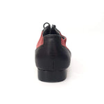 Load image into Gallery viewer, Scarpe oxford in vitello nero e camoscio bordeaux, stile classico e elegante, con dettagli raffinati.

