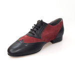 Load image into Gallery viewer, Scarpe Oxford in vitello nero e camoscio bordeaux, stile elegante e classico, con dettagli raffinati e suola robusta.
