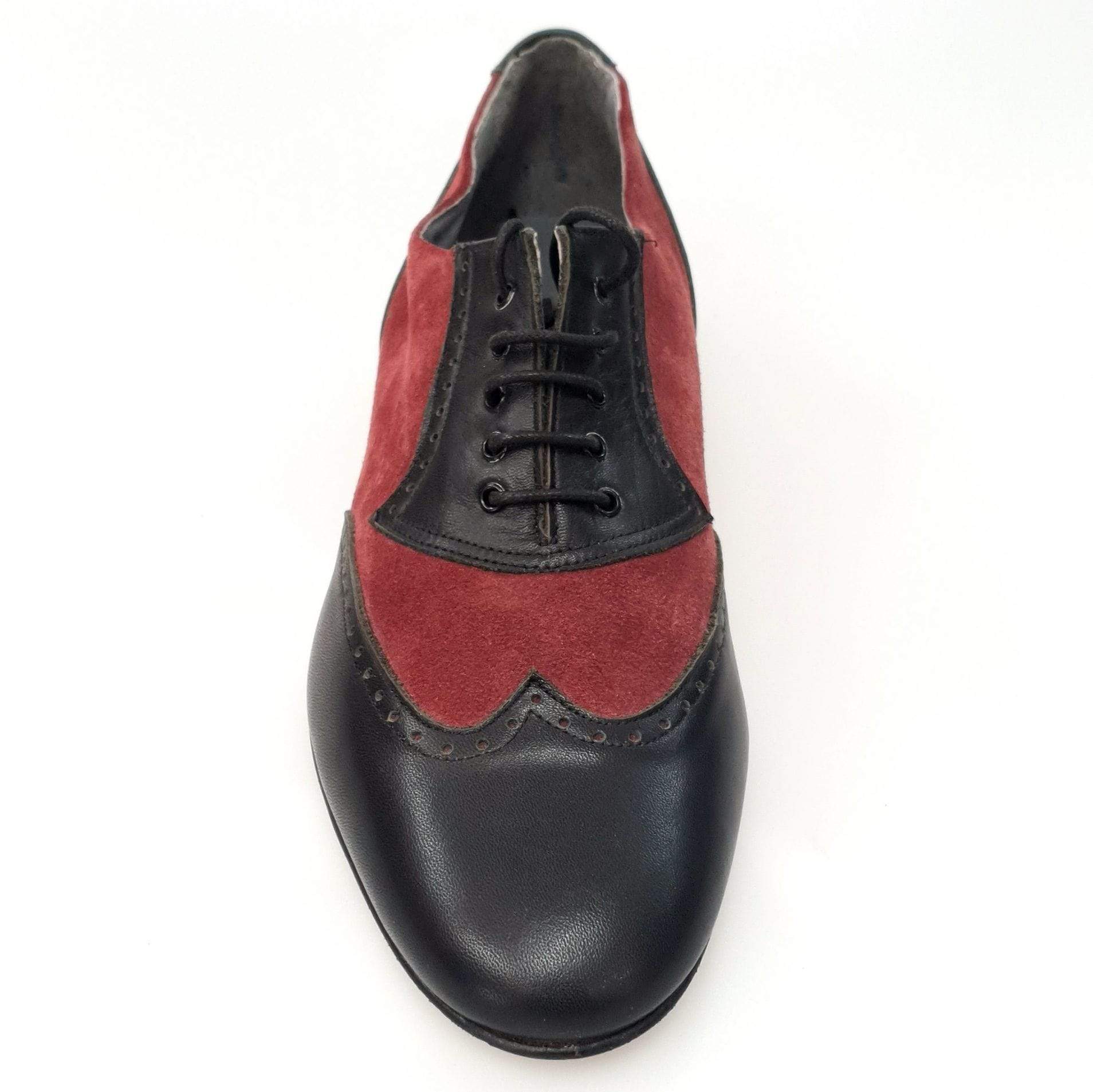 Scarpe Oxford in vitello nero e camoscio bordeaux, stile classico e elegante, con dettagli raffinati.