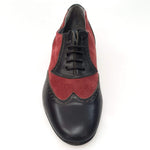 Load image into Gallery viewer, Scarpe Oxford in vitello nero e camoscio bordeaux, stile classico e elegante, con dettagli raffinati.
