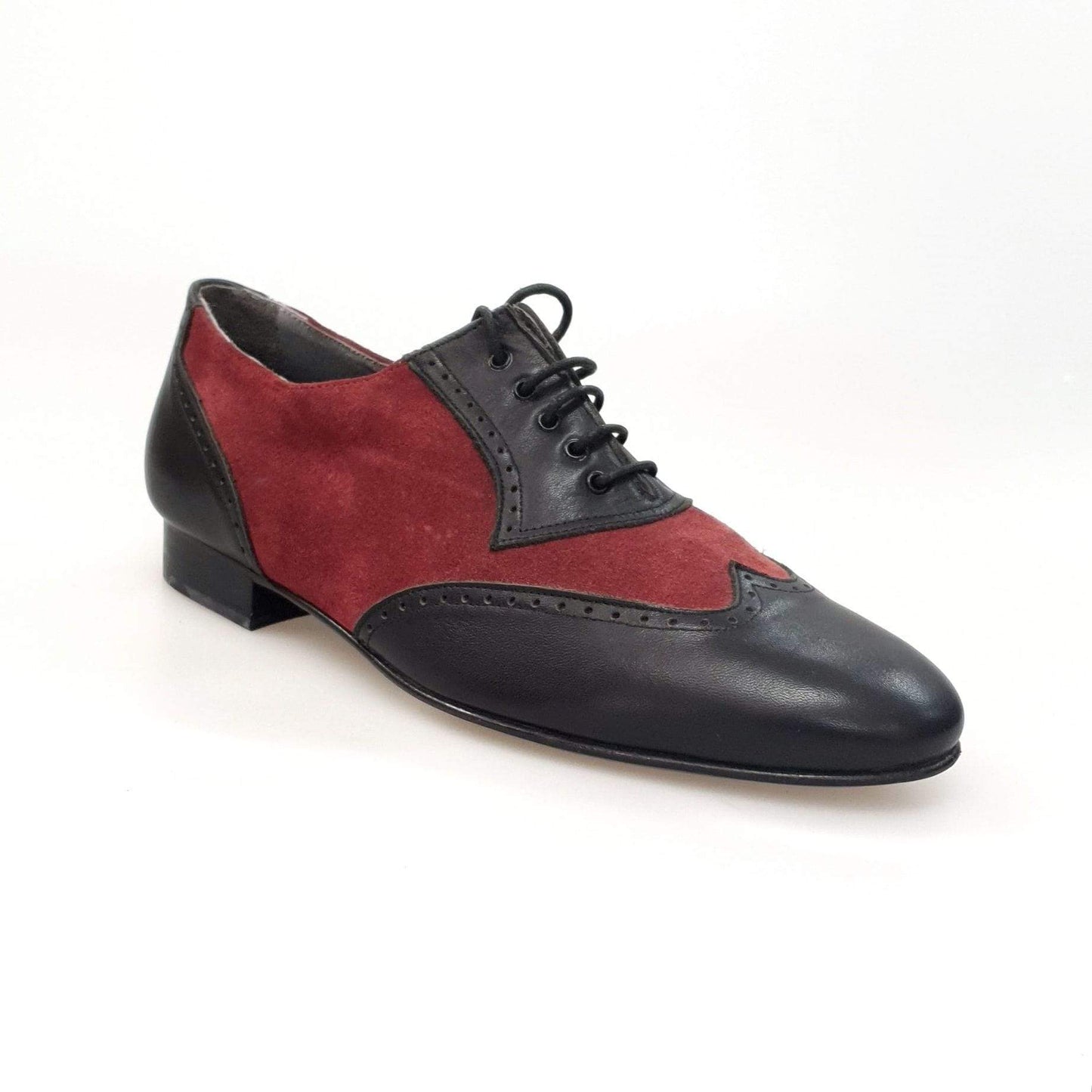 Scarpe Oxford Outlet in vitello nero e camoscio bordeaux, dettagli eleganti e stile classico, visibili nella immagine.