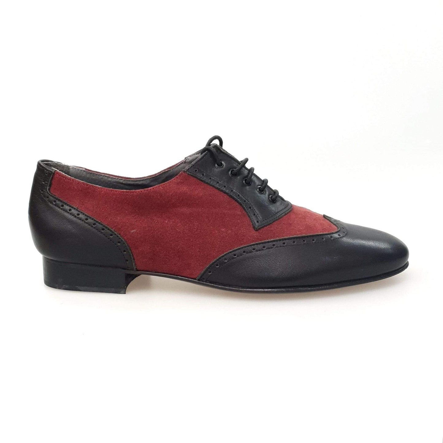 Scarpe oxford in vitello nero e camoscio bordeaux, modello elegante e classico, con dettagli raffinati.