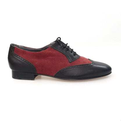 Scarpe oxford in vitello nero e camoscio bordeaux, modello elegante e classico, con dettagli raffinati.