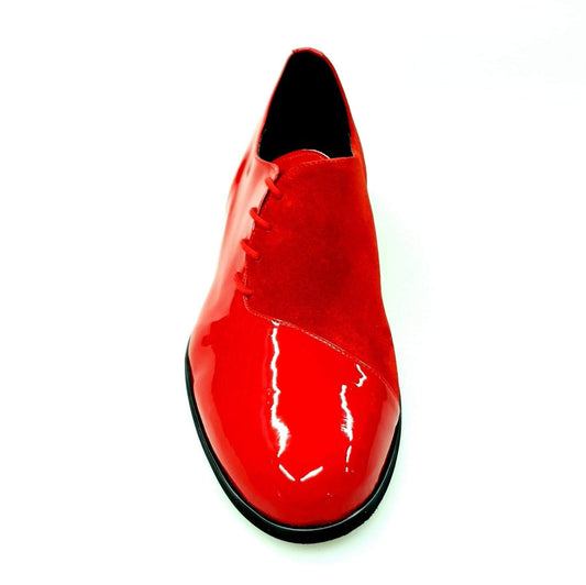 Scarpa stringata da uomo Pablo PJ in vernice rossa e camoscio rosso con suola in Microlight, vista frontale.