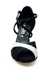 Cargar imagen en la Galería, Scarpa da donna Ely QC in raso nero e glitter argento, con cinturino incrociato e tacco rocchetto, dettaglio elegante.