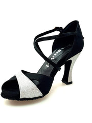 Cargar imagen en la Galería, Scarpa da donna Ely QC in raso nero e glitter argento con cinturino incrociato e tacco rocchetto, dettagli eleganti e raffinati.