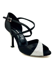 Cargar imagen en la Galería, Scarpa da donna Ely QC in raso nero e glitter argento con cinturino incrociato e tacco rocchetto, elegante e scintillante.