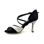 Cargar imagen en la Galería, Scarpa da donna Ely QC in raso nero e glitter argento con cinturino incrociato sul collo e tacco rocchetto, marca Wish Dance Shop.
