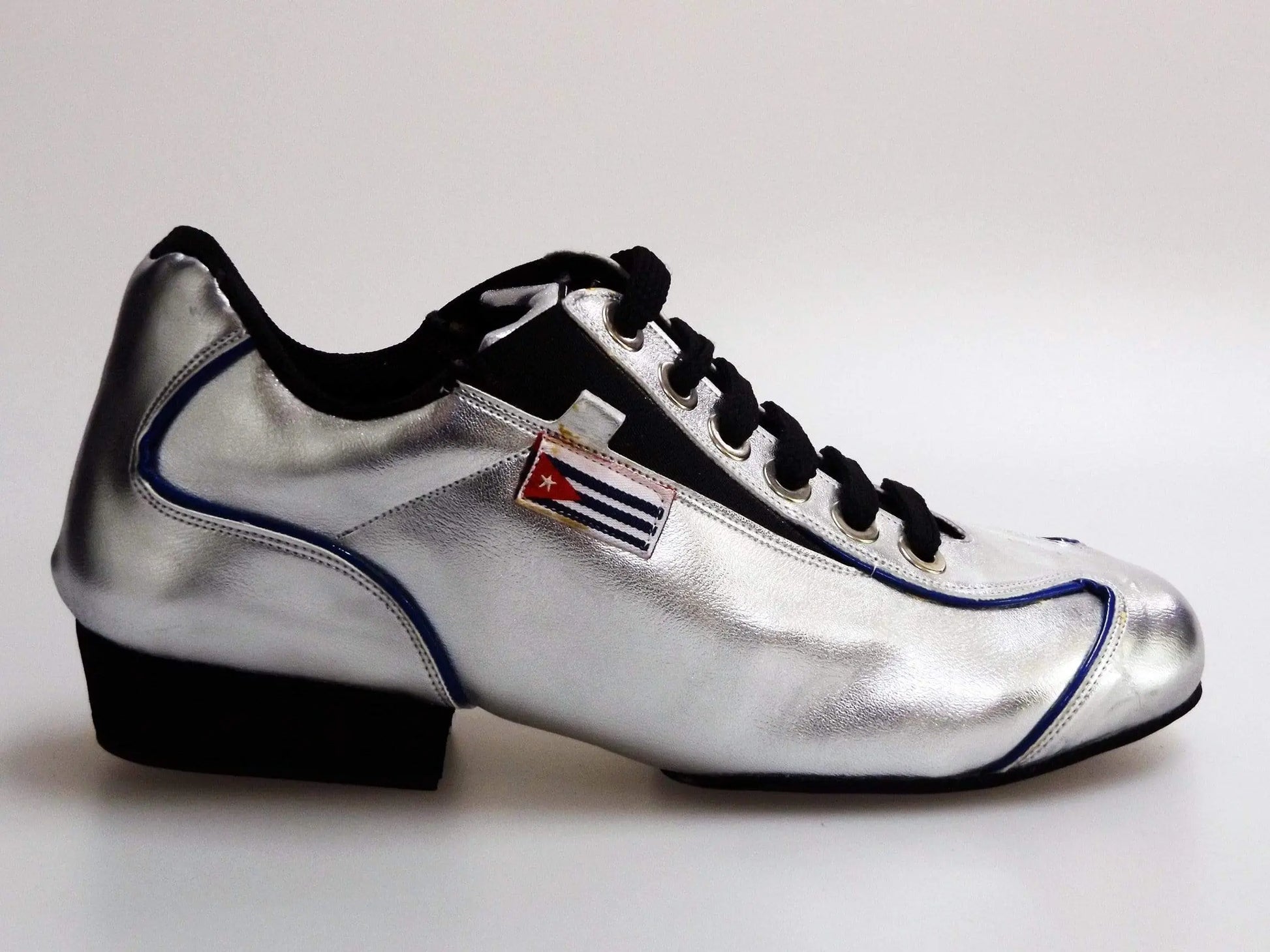Sneaker argentata Wish Dance Shop con profilo blu, dettagli a banda cubana e design moderno, vista frontale.